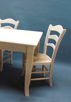 Tavolo con smerlatura in frassino 160 x 90 abbinato con sedie montanara in frassino